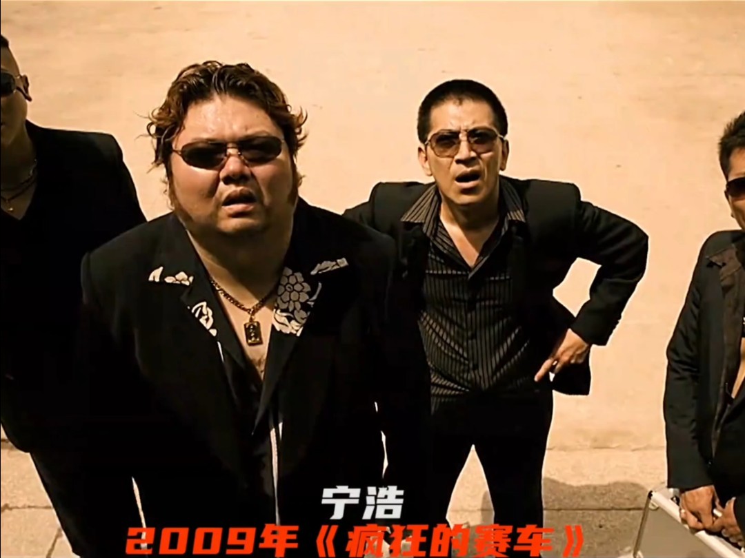 爱游戏体育网站-怒目而视！赛车比赛中选手的速度狂奔(专业级赛车手的赛车视频,这才叫真正的实力!)