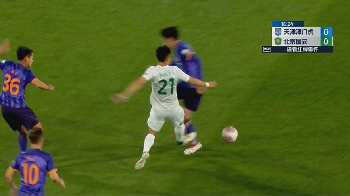 爱游戏亚洲官网-黄牌红牌频频出现，球场紧张气氛蔓延