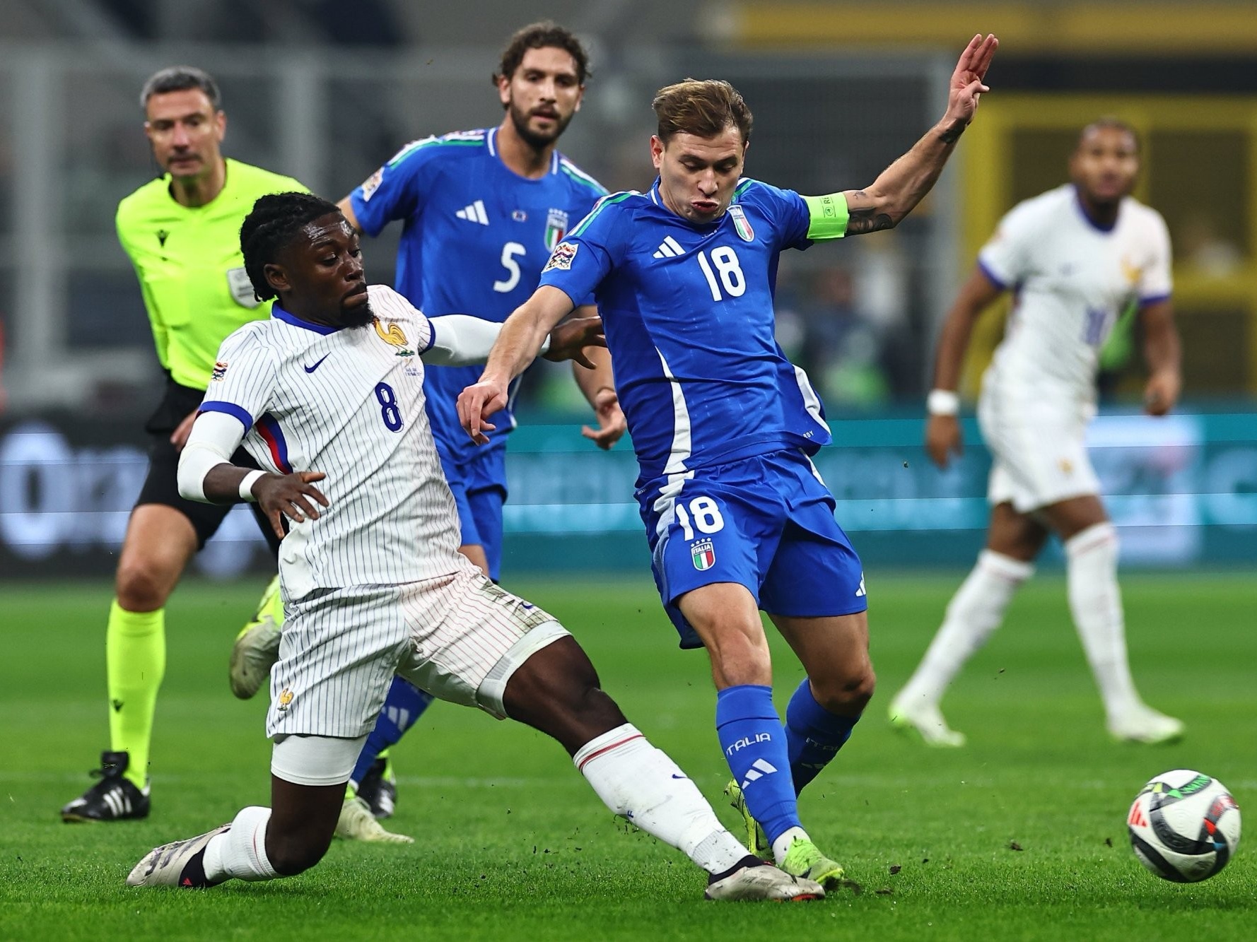 爱游戏登录入口-法国球队客场惊险力克对手稳居联赛榜首