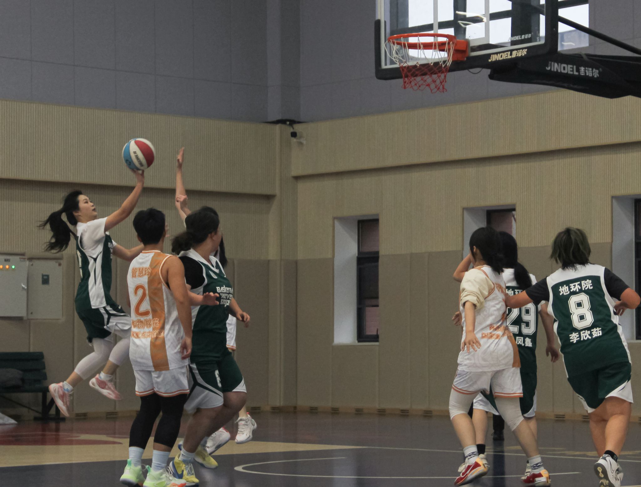 爱游戏体育直播-关于篮球节奏感十足，观众们尽情沉浸在比赛中的信息