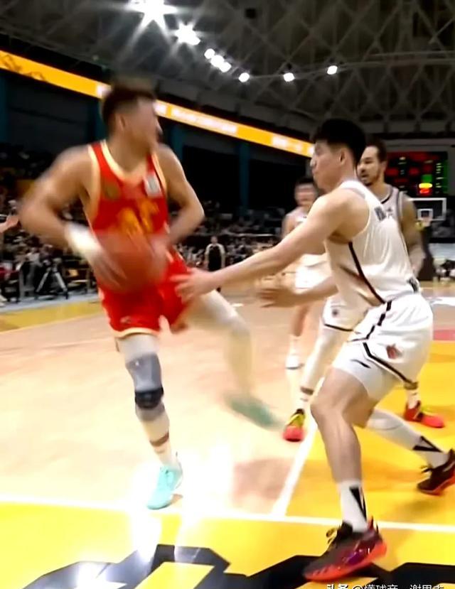 强队碾压对手，篮球联赛进入白热化阶段的简单介绍