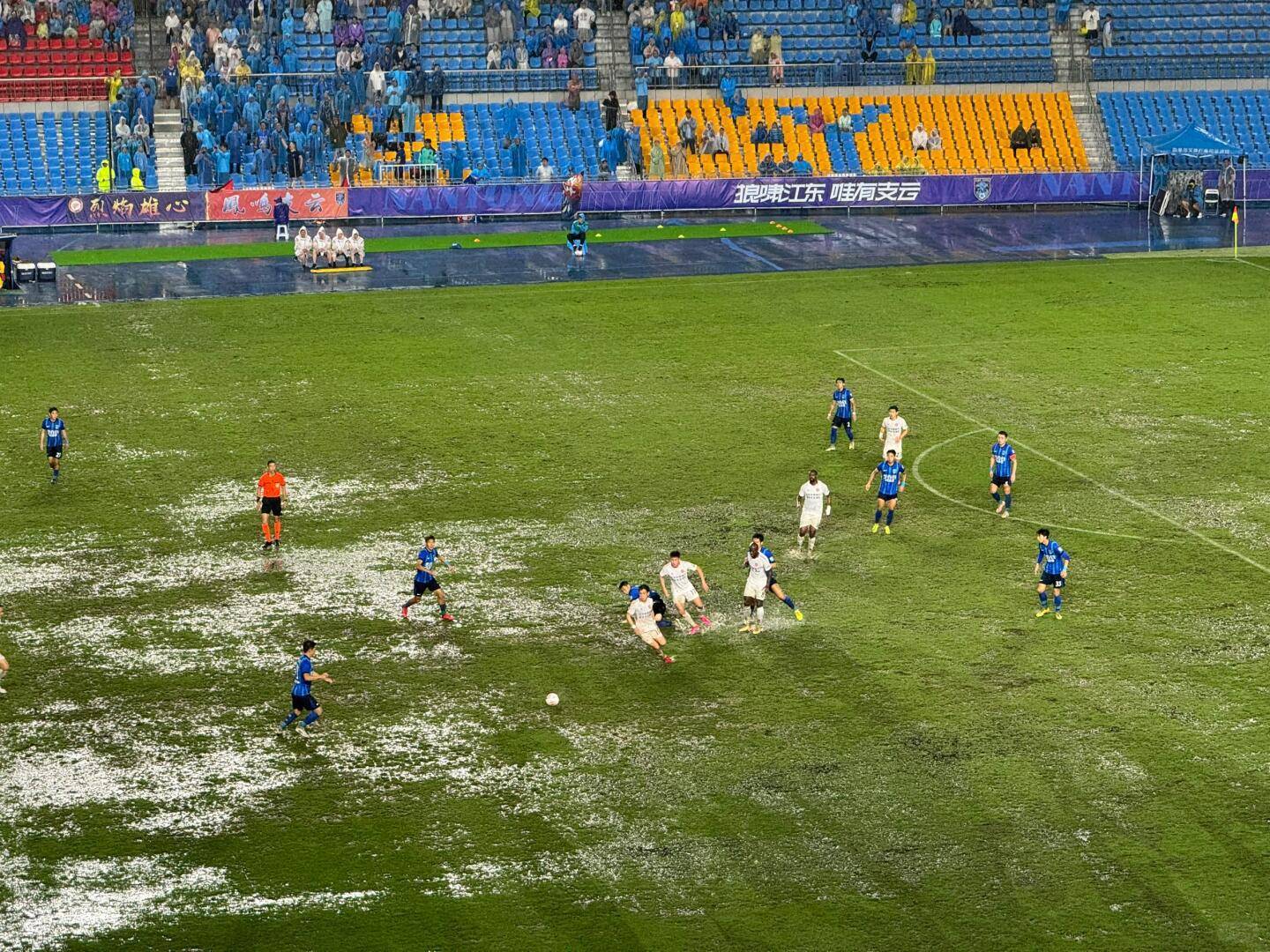 足球赛事掀起热议,球迷翘首期待 足球赛事掀起热议,球迷翘首期待