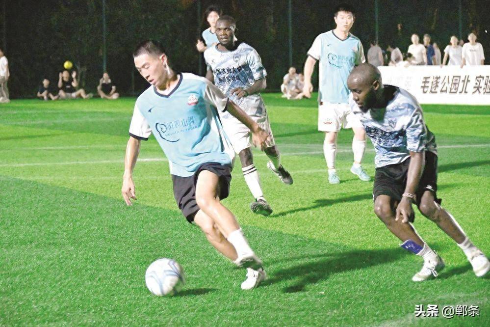 足球赛事掀起高潮,场上对决激情澎湃的简单介绍 足球赛事掀起高潮,场上对决激情澎湃的简单介绍