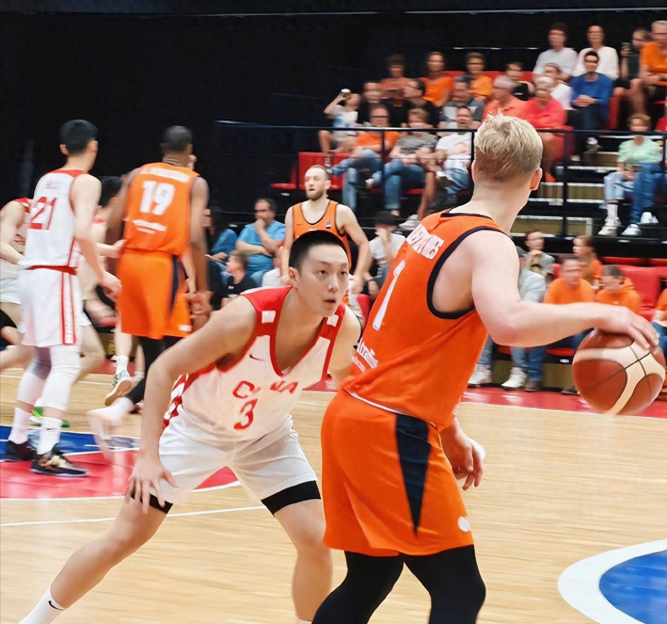 亚洲球队在国际篮球大赛中崭露头角