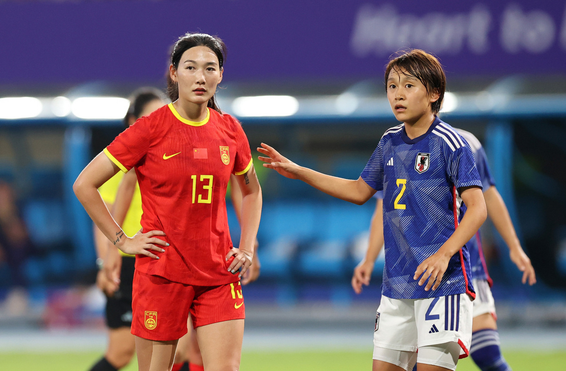 韩国女足球员在国内比赛中获胜