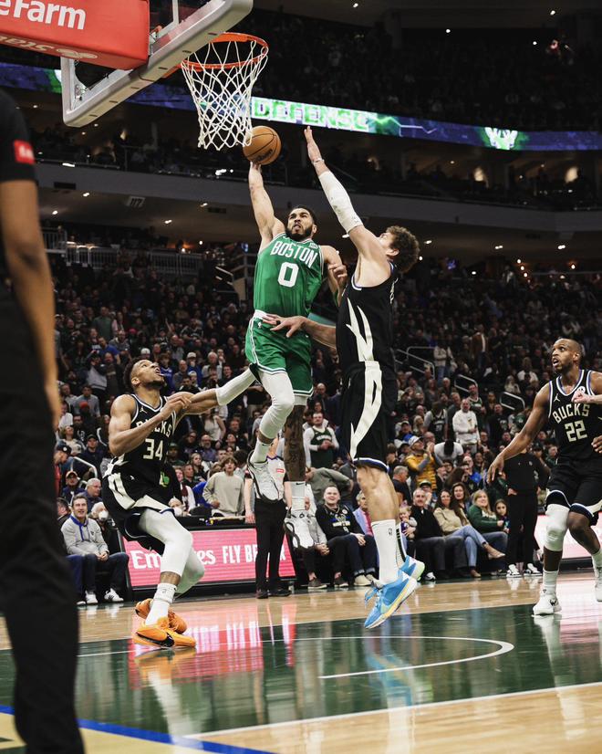 爱游戏体育网站-雄鹿球员受伤退赛，球队战力受损仍展现顽强斗志的简单介绍