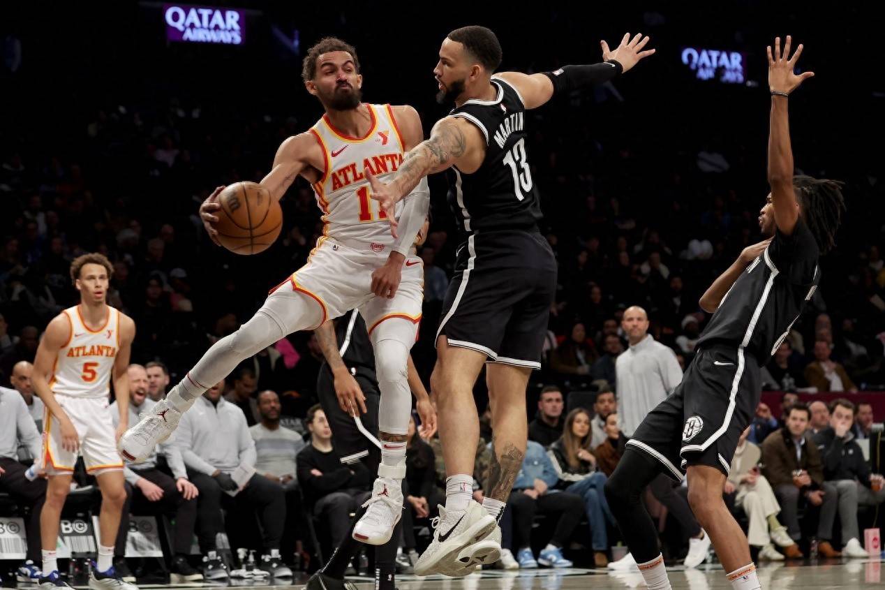 关于老鹰球员聚集讨论训练方法，提高球队实力的信息