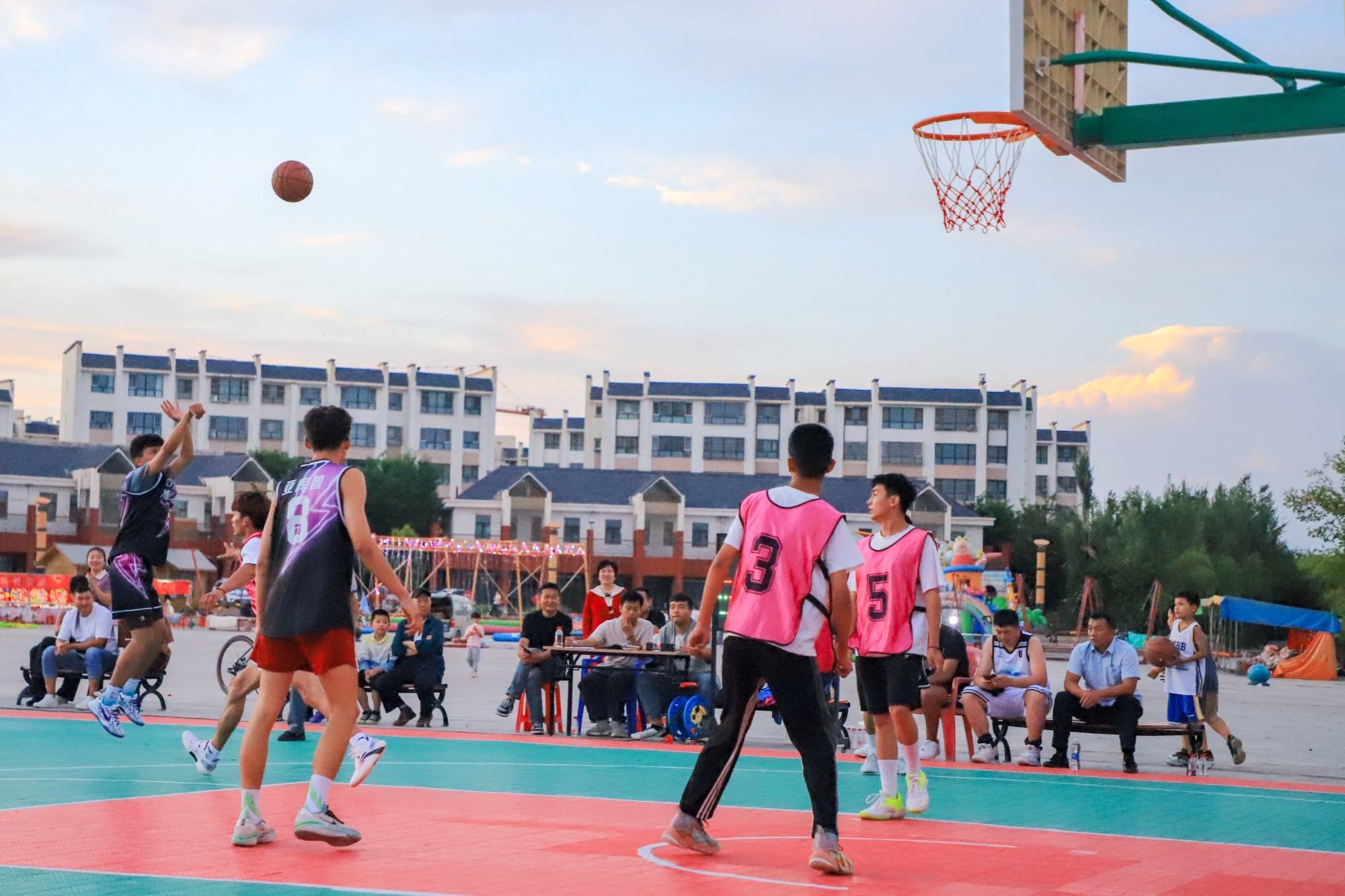 爱游戏亚洲官网-包含精彩篮球赛事在球场上展开，让球迷目不转睛的词条