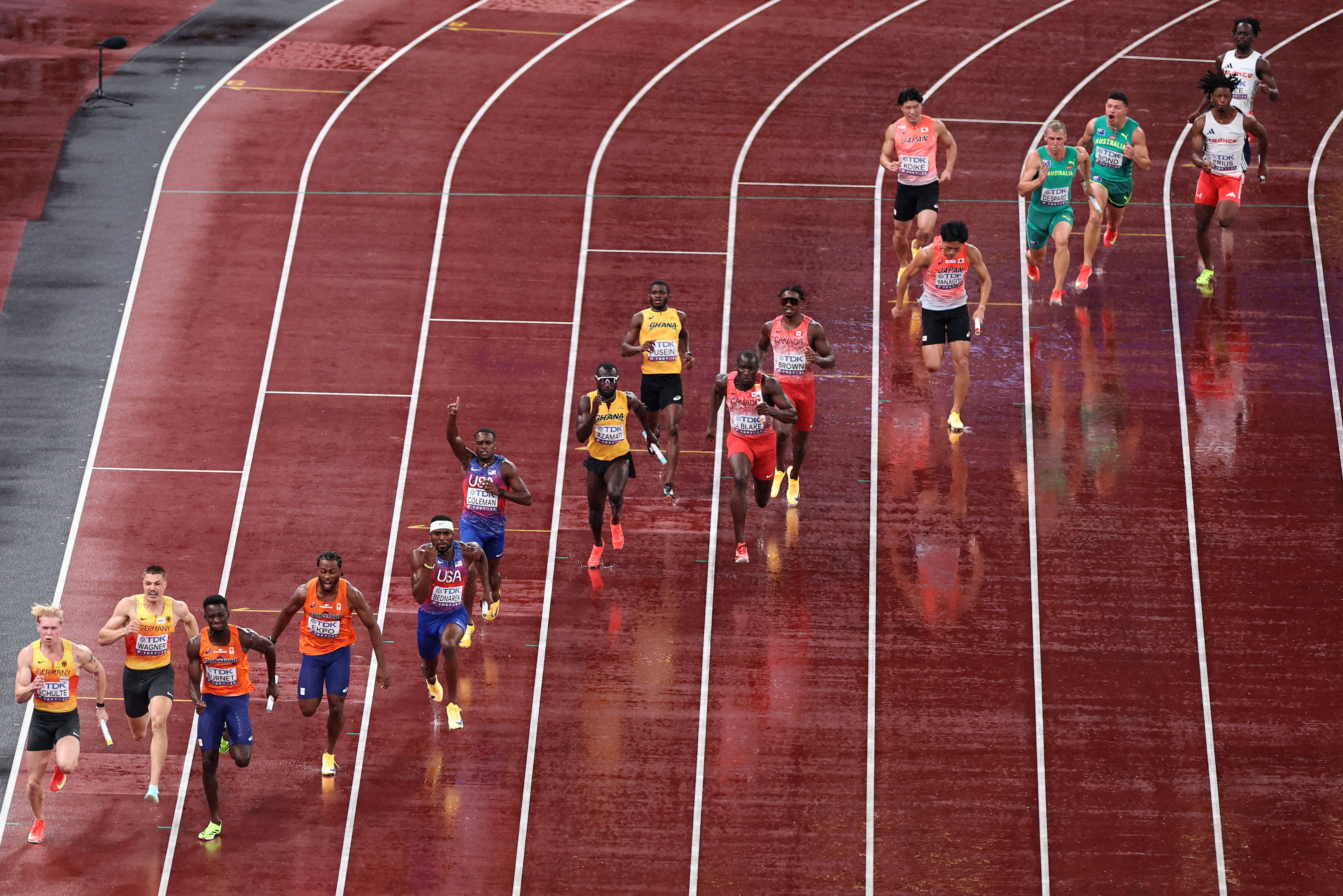 美国运动员表现精彩，轻松进入决赛