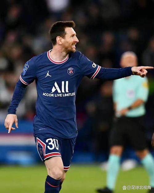 足球明星在比赛中展现实力,受到球迷追捧 足球明星在比赛中展现实力,受到球迷追捧