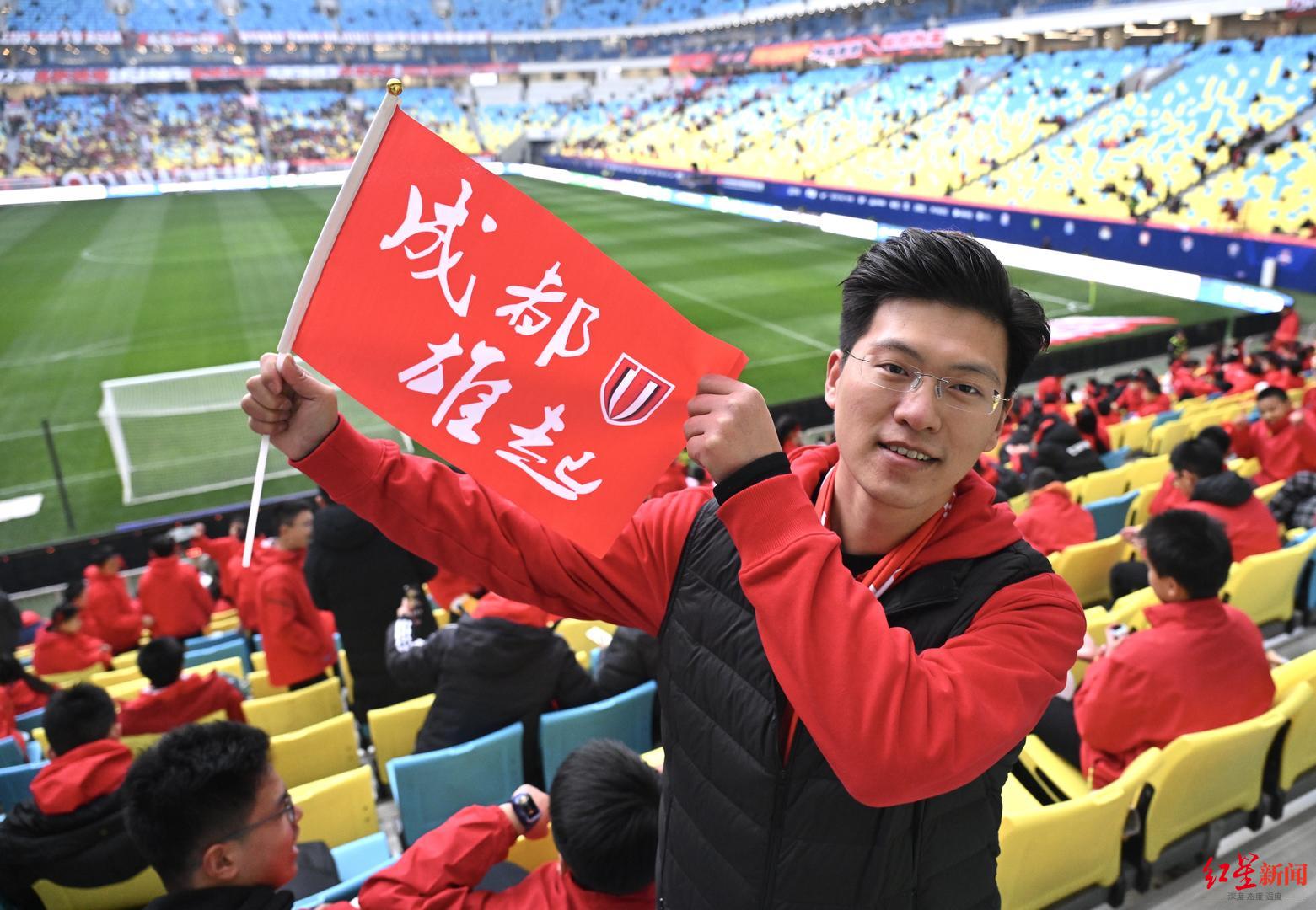 爱游戏在线-举世瞩目足球大赛，球场上热闹非凡