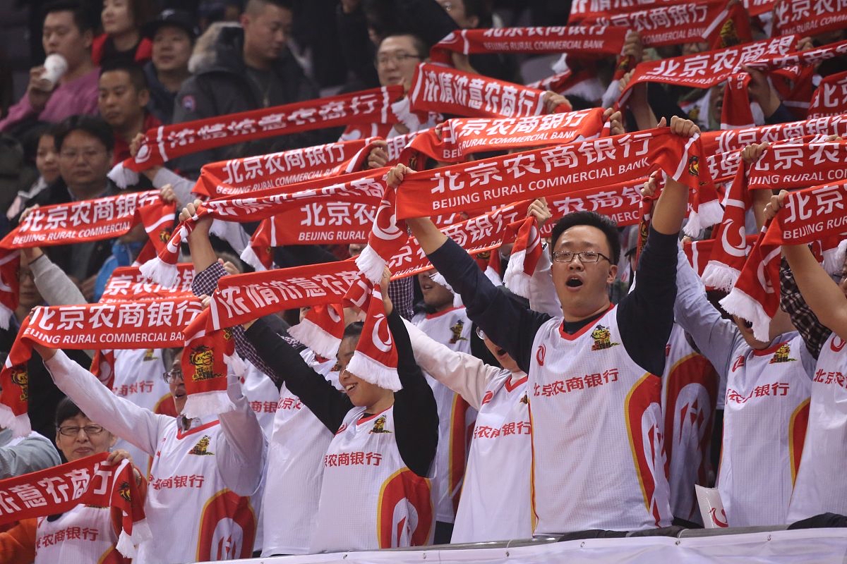 爱游戏官网网页版入口-球场外粉丝热情欢呼球队取得胜利